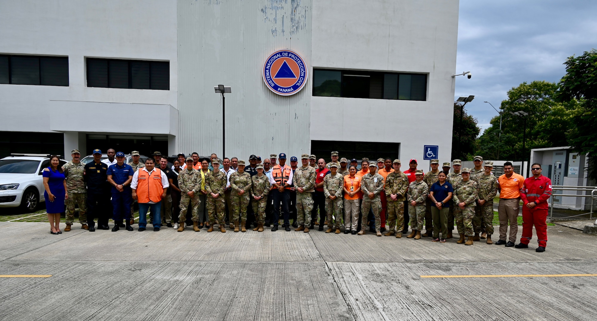 Exercise participants pose in front of the SINAPROC headquarters building in Panama for a group photo.