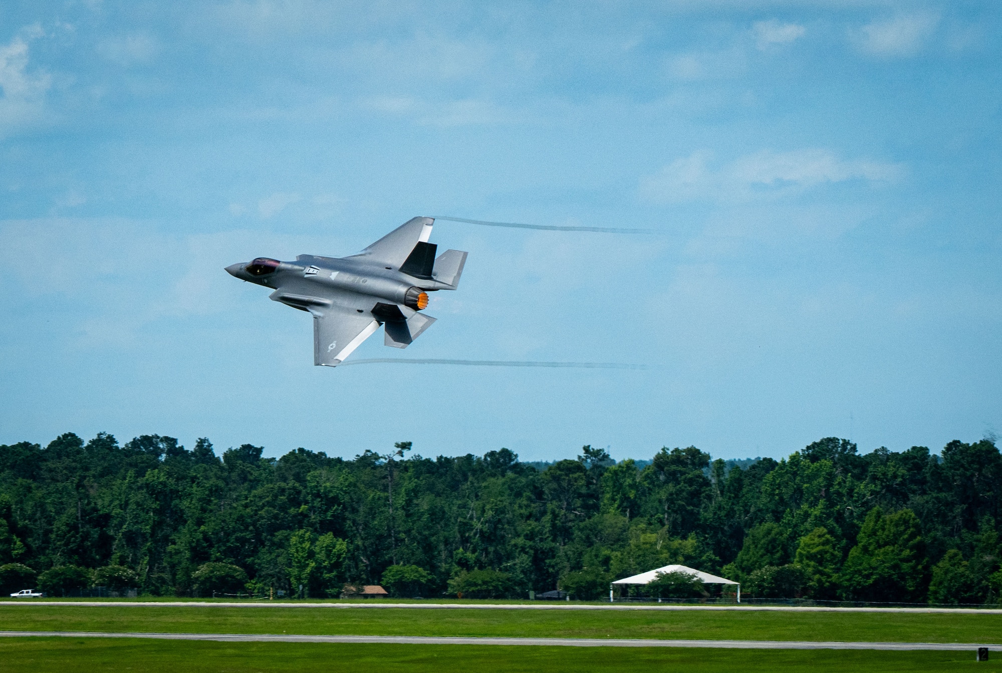 A U.S. Air Force F-35A Lightning II from the 187th Fighter Wing flies at low-level during a comprehensive noise exercise at Moody Air Force Base, Georgia, June 18, 2025. The test measured the propagation of the F-35A's noise signature at varying altitudes and distances from the base. (U.S. Air Force photo by 1st Lt. Benjamin Williams)