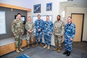 Group photo of US military members with Australian military members in uniform