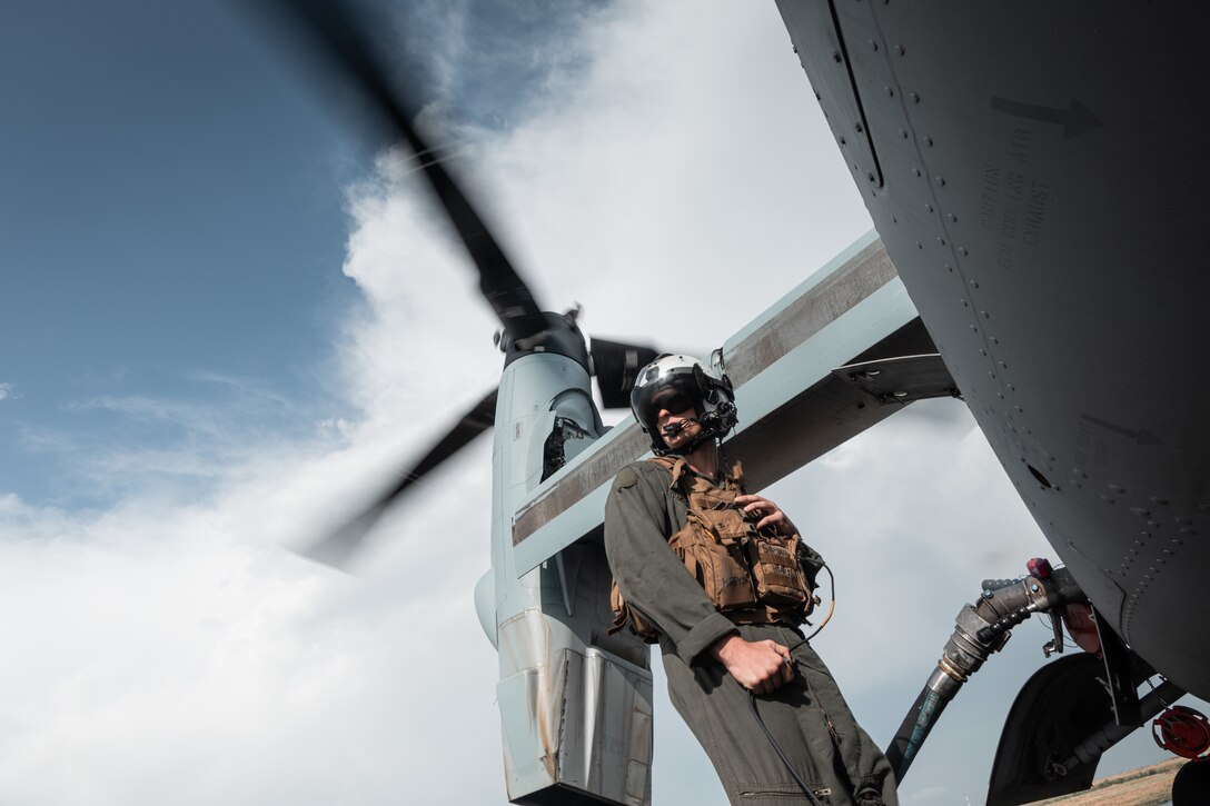 U.S. Marine Corps Cpl. Hutson Frase, a Tennessee native and a tiltrotor crew chief with Marine Medium Tiltrotor Squadron 261 (VMM-261), refuels an MV-22 Osprey aircraft during a familiarization flight at Pueblo Memorial Airport, Colorado, June 17, 2025. As the air combat element of the Special Purpose Marine Air-Ground Task Force – Alert Contingency MAGTF (SPMAGTF-ACM), VMM-261 conducted a deployment for training to increase the squadron’s proficiency in high altitude aviation operations and improve overall combat readiness for any potential MAGTF missions. (U.S. Marine Corps photo by Cpl. Osmar VasquezHernandez)
