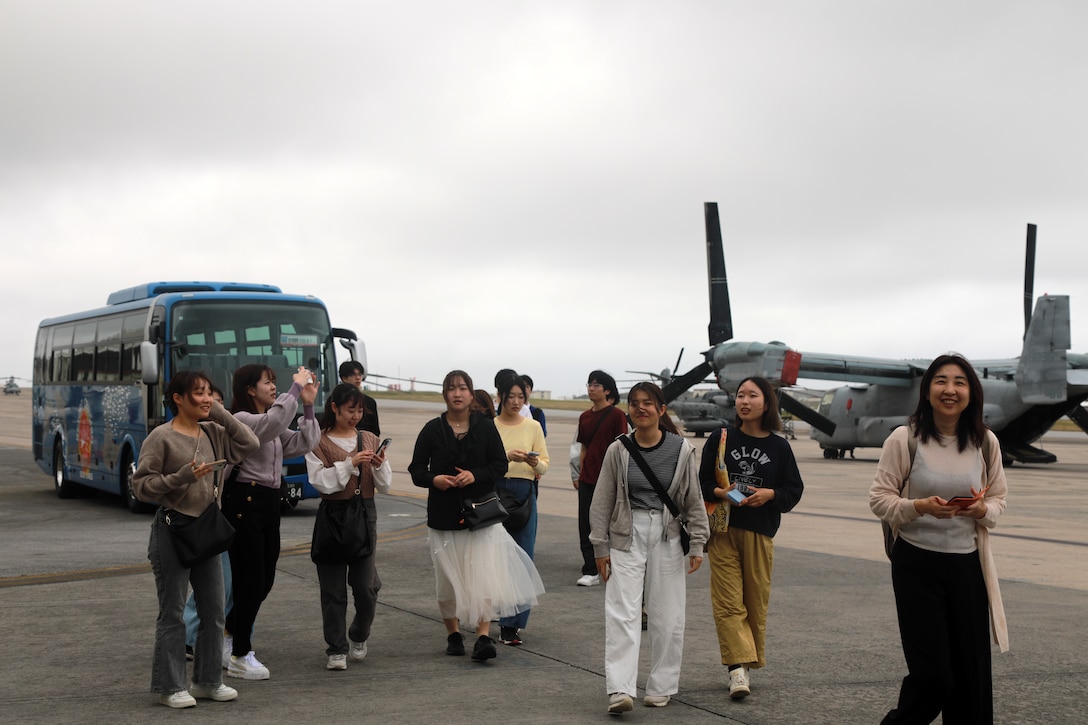３月４日、東京大学の学生１８名が海兵隊普天間航空基地を訪れました。