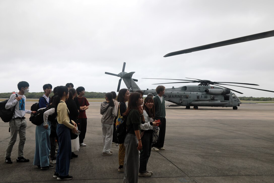 ３月４日、東京大学の学生１８名が海兵隊普天間航空基地を訪れました。