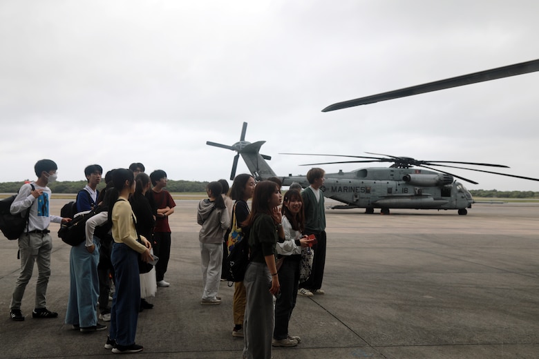 ３月４日、東京大学の学生１８名が海兵隊普天間航空基地を訪れました。