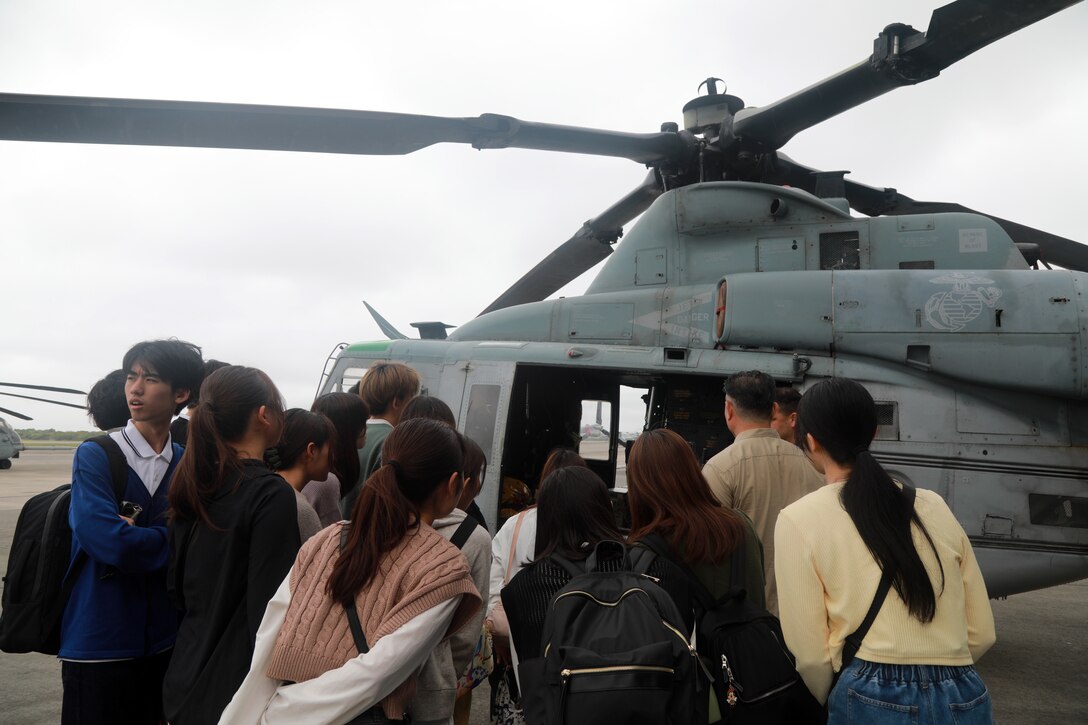 ３月４日、東京大学の学生１８名が海兵隊普天間航空基地を訪れました。