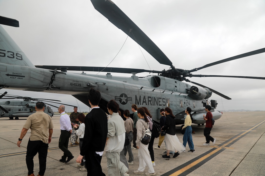 ３月４日、東京大学の学生１８名が海兵隊普天間航空基地を訪れました。