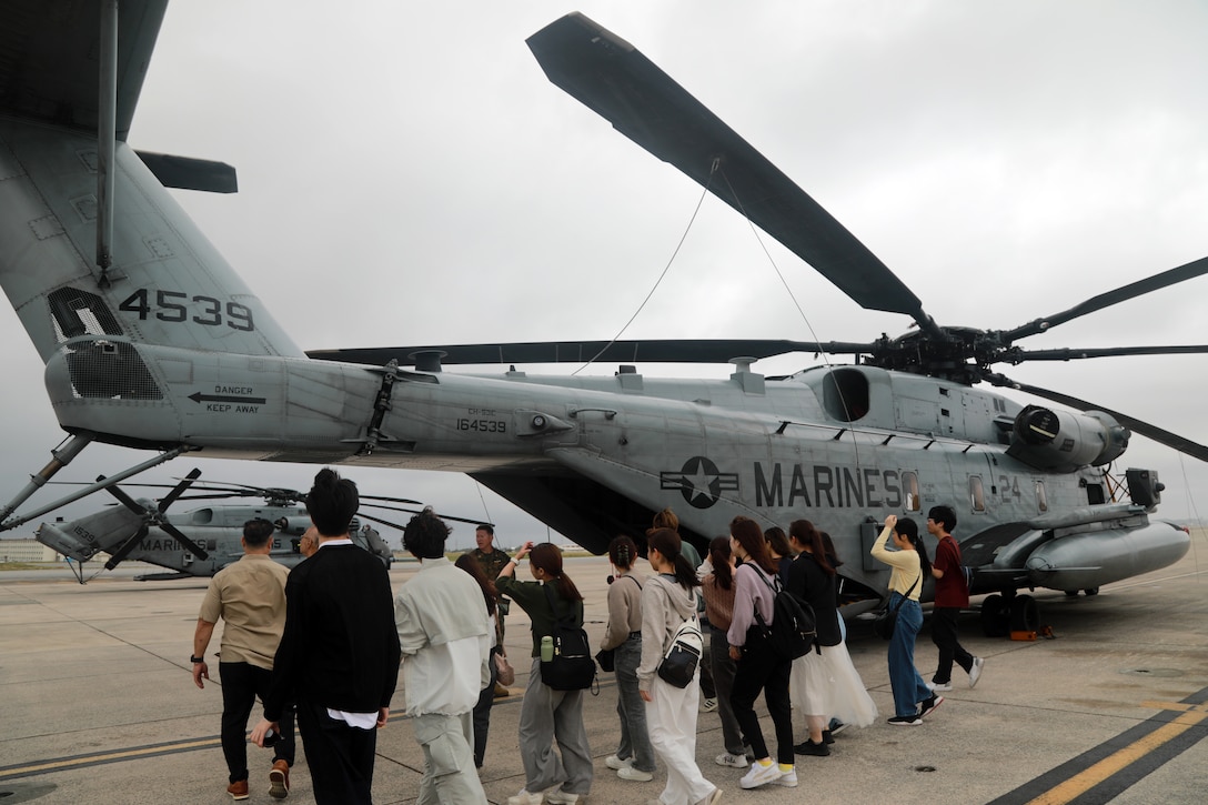 ３月４日、東京大学の学生１８名が海兵隊普天間航空基地を訪れました。