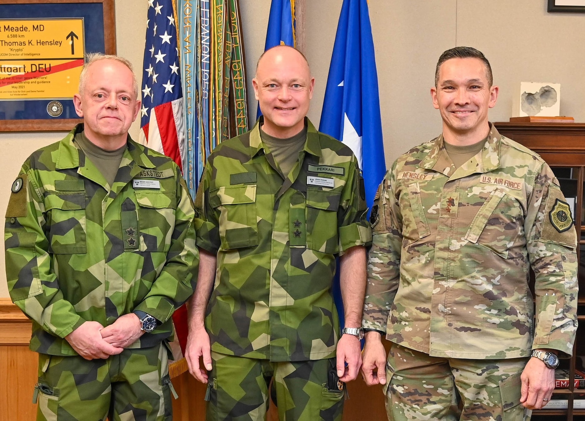 A group photo of Airmen and the Swedish Armed Forces.