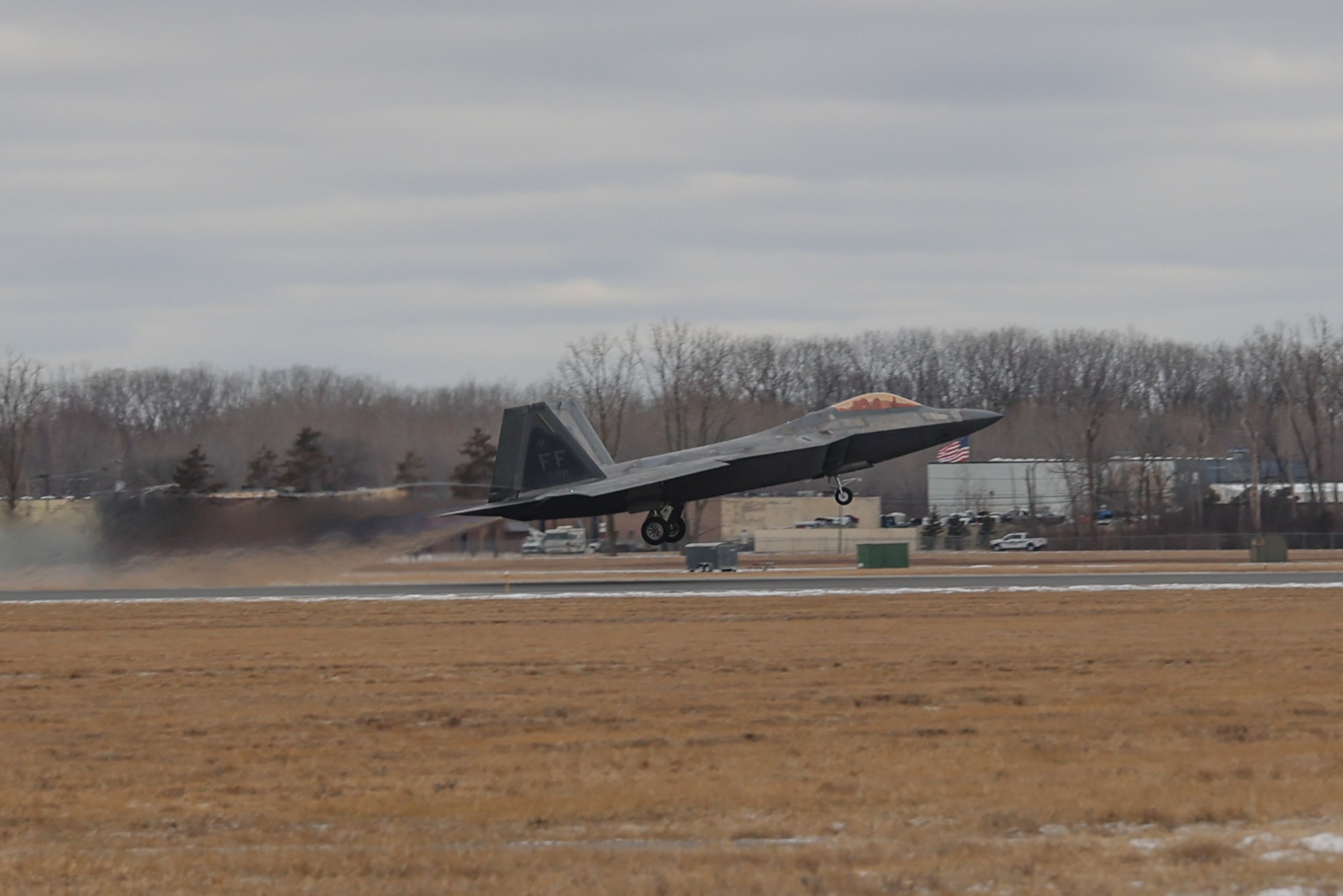 F22 taking off