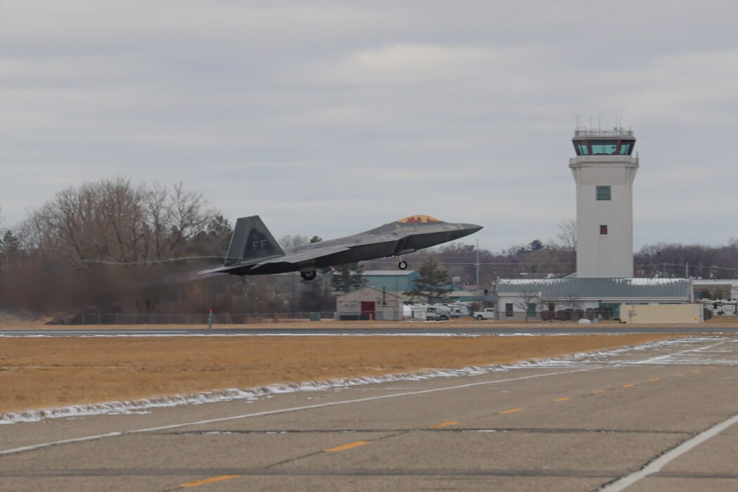 F22 taking off