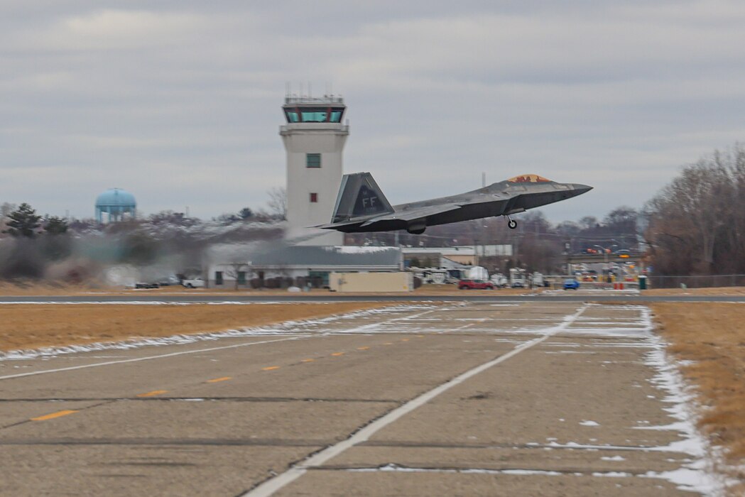 F22 taking off
