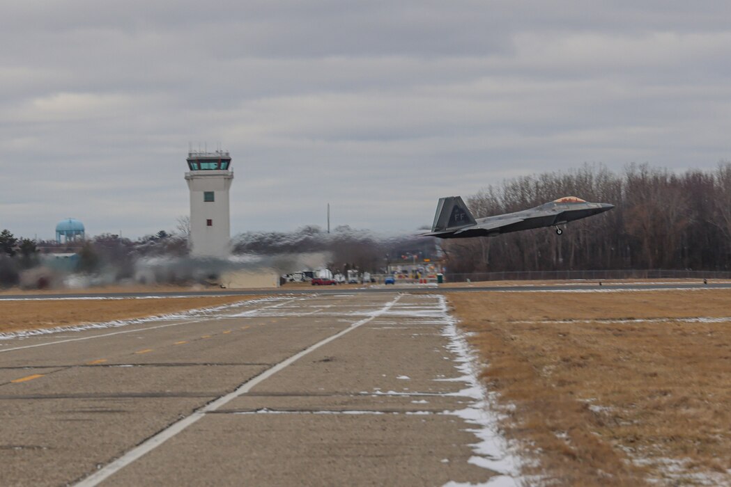 F22 taking off