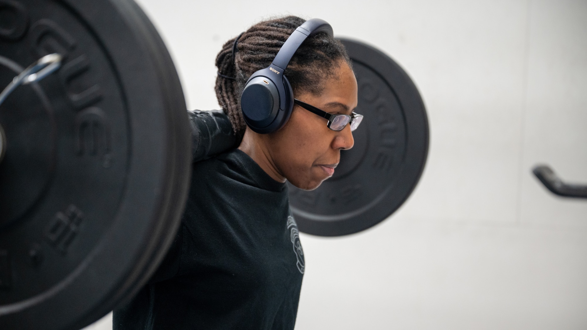 airman lifting weights