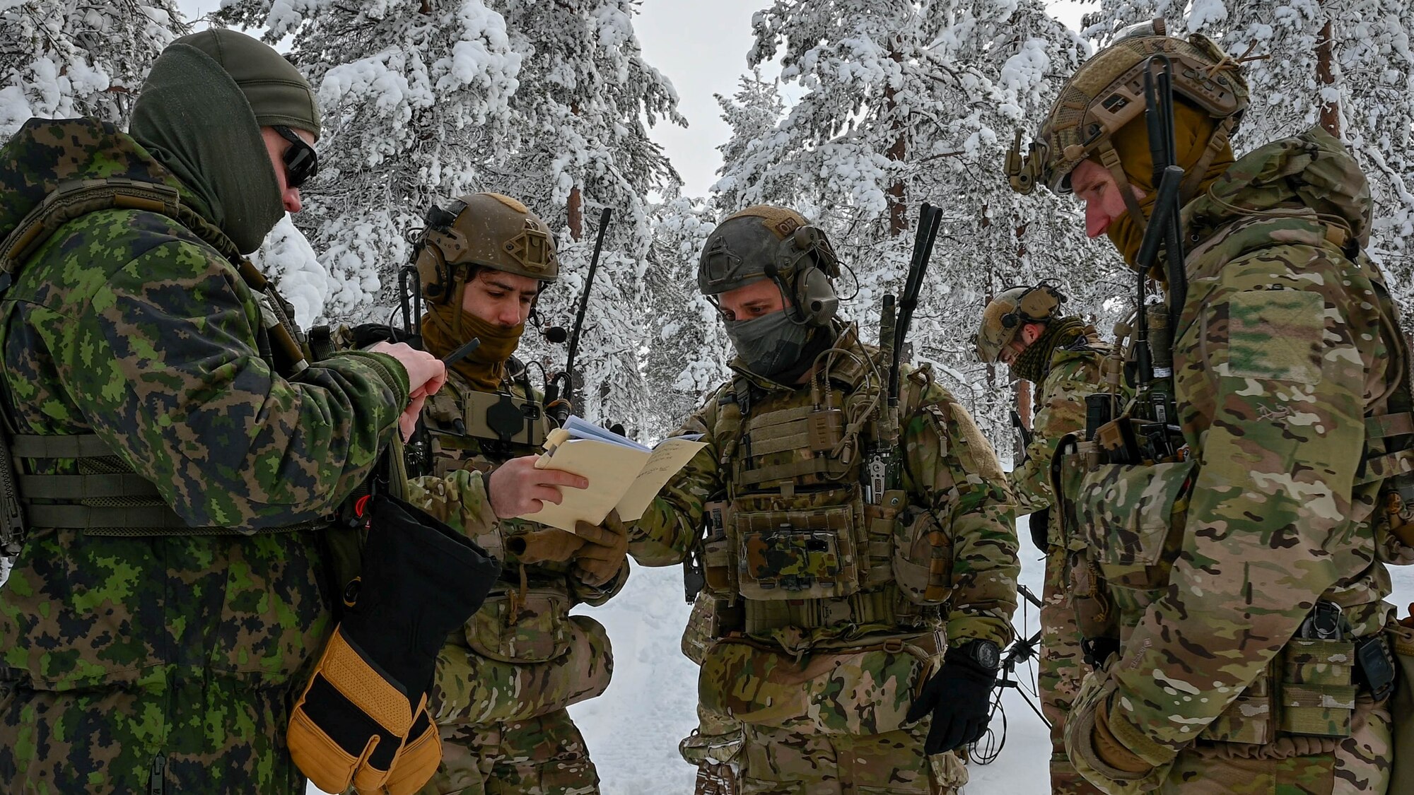 Finnish and American TACP operators look at information about their mission