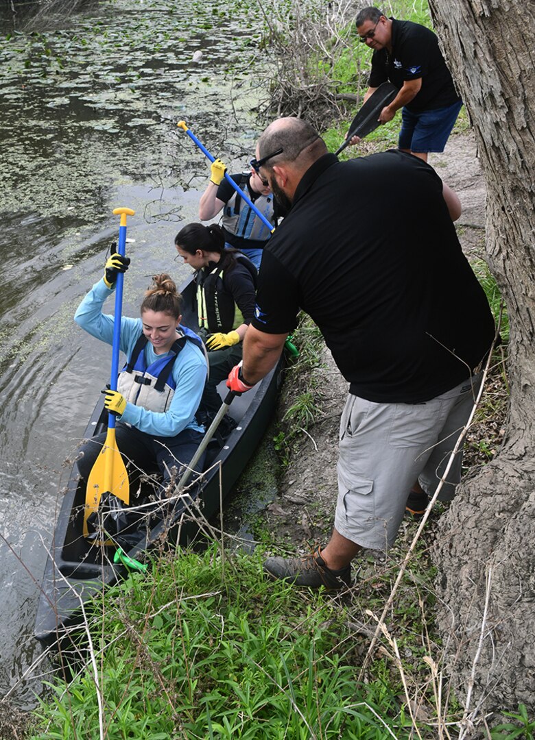 Warm weather brings out huge crowd for annual Basura Bash creek cleanup