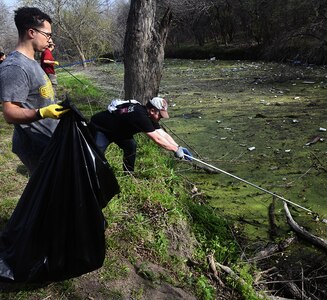 Warm weather brings out huge crowd for annual Basura Bash creek cleanup