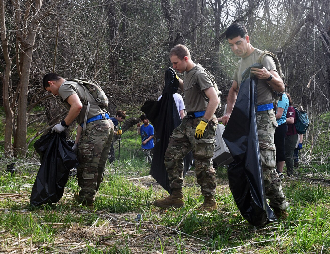 Warm weather brings out huge crowd for annual Basura Bash creek cleanup