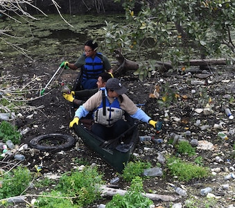 Warm weather brings out huge crowd for annual Basura Bash creek cleanup