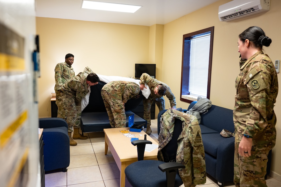 228th Aviation Battalion members work together in completing a challenge room during a Resiliency Round Robin at Soto Cano Air Base, Honduras, March 11, 2025.