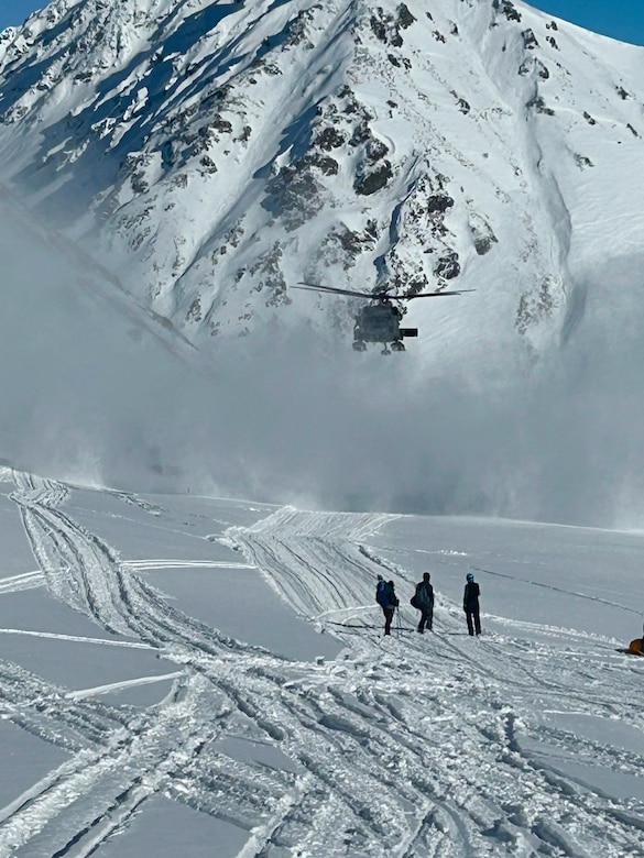 Alaska Air National Guardsmen conduct hoist rescue at Hatcher Pass