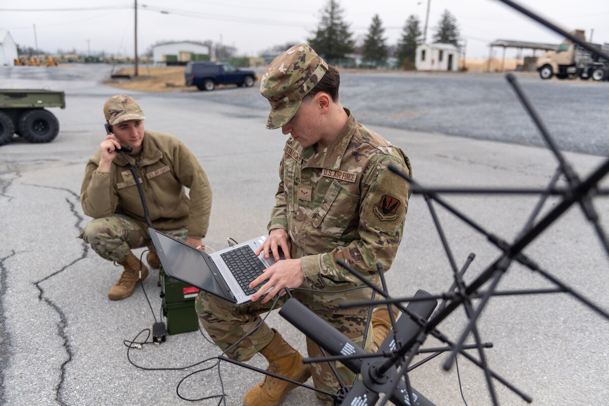 ★　cft. docking military JK Boeing Starliner Vehicle Docks to Orbiting Outpost - YouTube