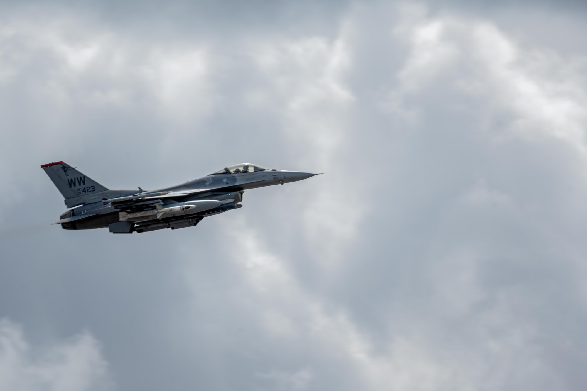 F-16 Fighting Falcon takes off
