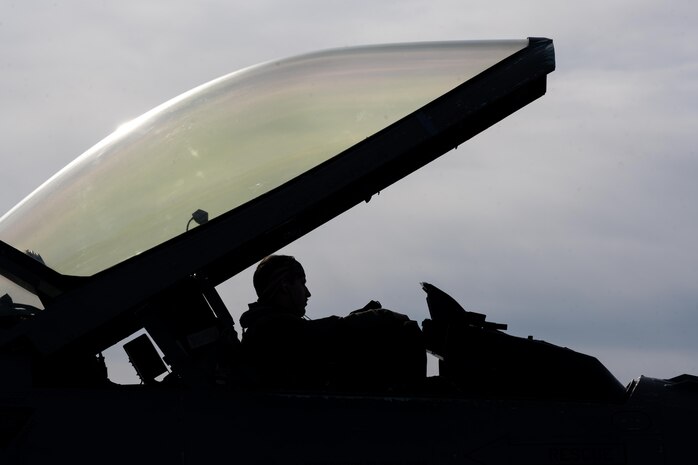 F-16 Fighting Falcon pilot opens the canopy