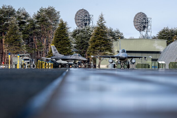 F-16 Fighting Falcons taxi on the flightline