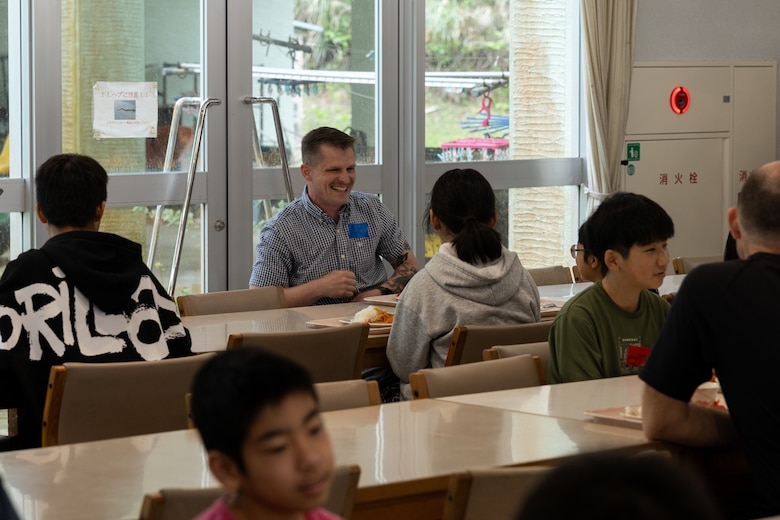 ３月１５日、名護青少年の家で名護市内の小学校に通う児童を対象にして行う英語キャンプが開催されました。