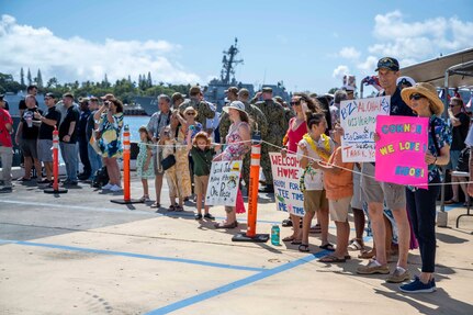 Joint Base Pearl Harbor-Hickam, Hawaii, March 16, 2025 – Friends and family of Sailors assigned to the Virginia-class fast-attack submarine USS Vermont (SSN 792) watch as the submarine returns to Joint Base Pearl Harbor-Hickam, Hawaii after a scheduled deployment, March 16, 2025.