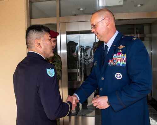 JGSDF 1st AbnB commander receives Legion of Merit for outstanding service
