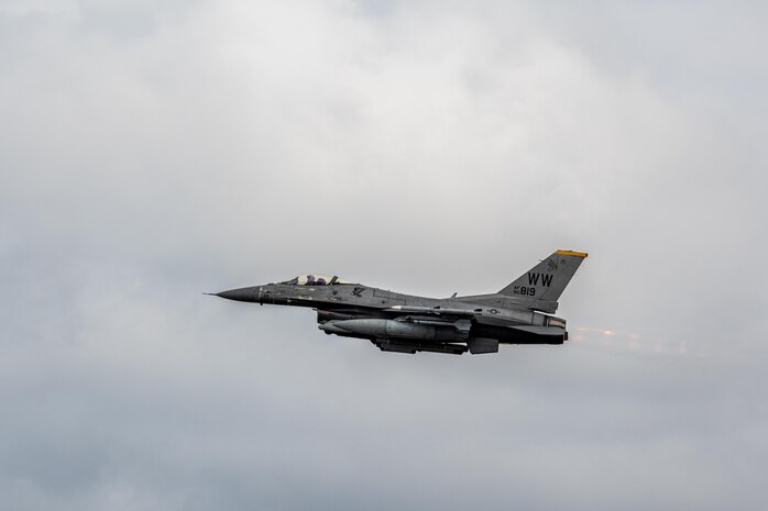 F-16 Fighting Falcon takes off