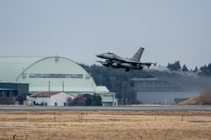 F-16 Fighting Falcon takes off