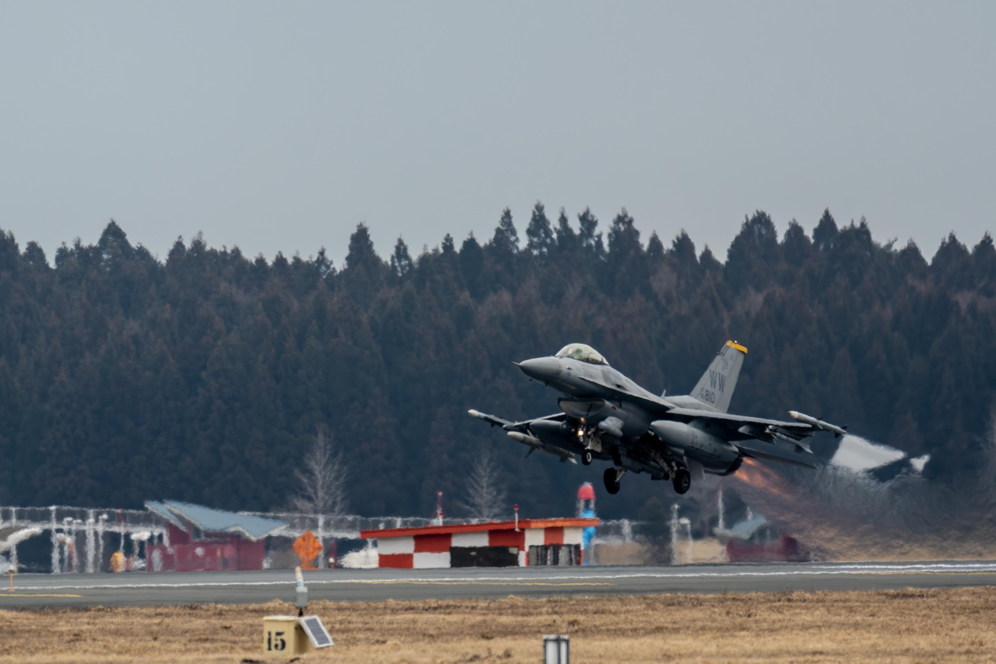 F-16 Fighting Falcon takes off