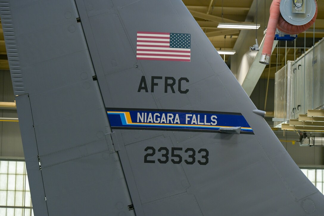 A new fin flash with the colors of gold, blue, white and dark blue is installed on the fin of a KC-135
