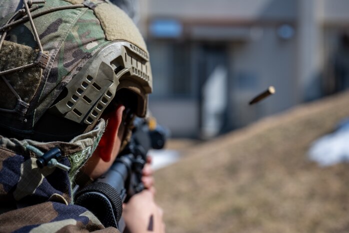 Airman shoots a M4