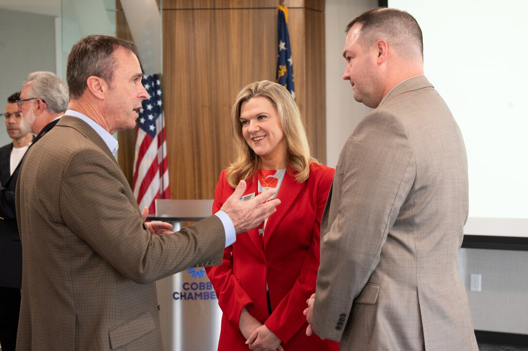 Air Force Reserve and Royal Auxiliary Air Force leaders speak with Cobb Chamber of Commerce leader.