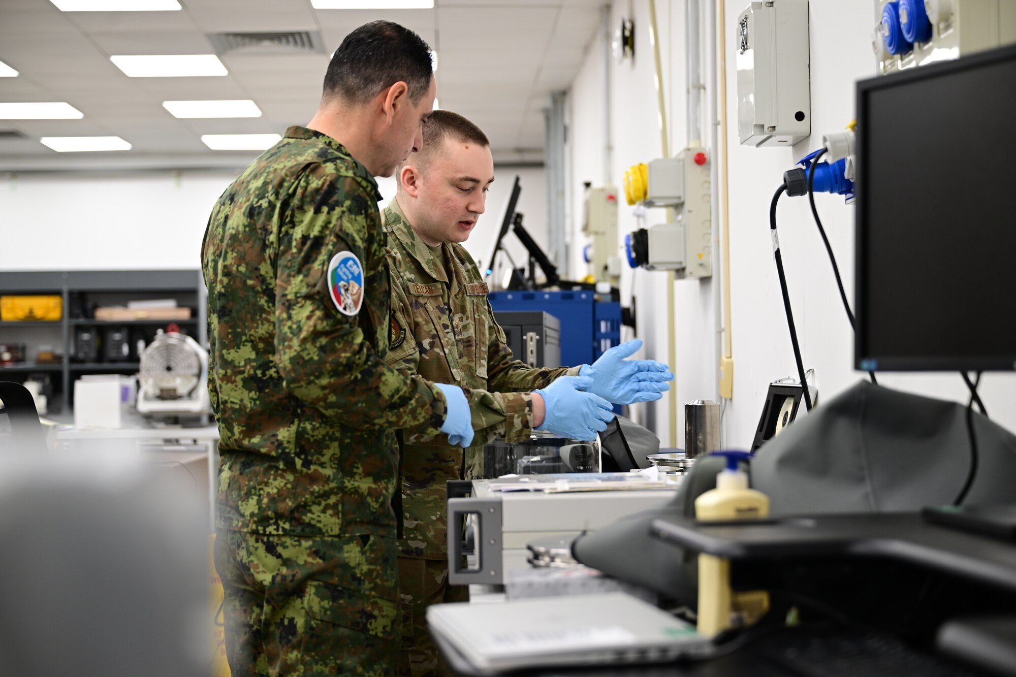 U.S. Airman and Bulgarian service member work together.