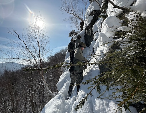 US Army EOD tech earns honor graduate in Basic Military Mountaineering Course