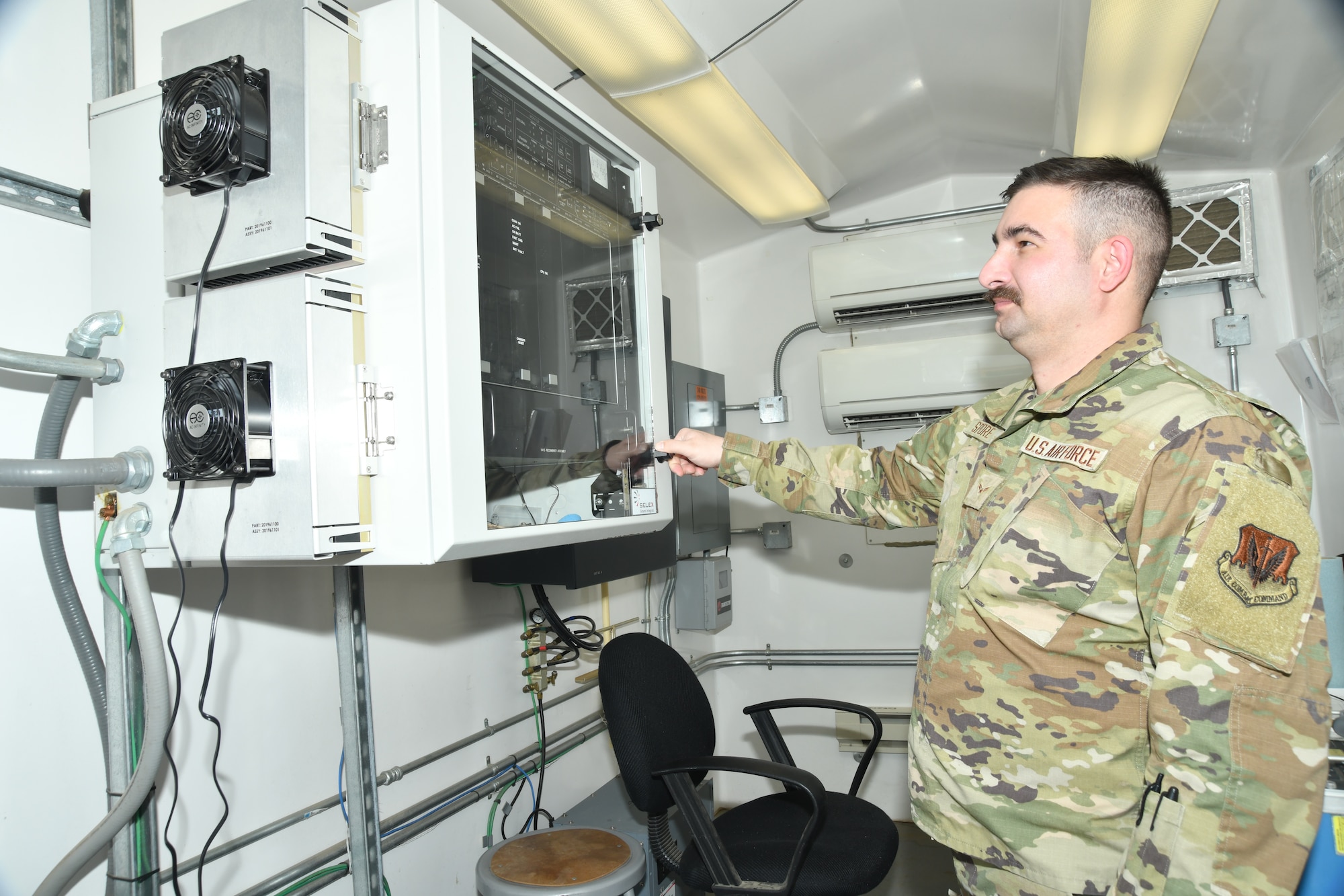 airman facing computer