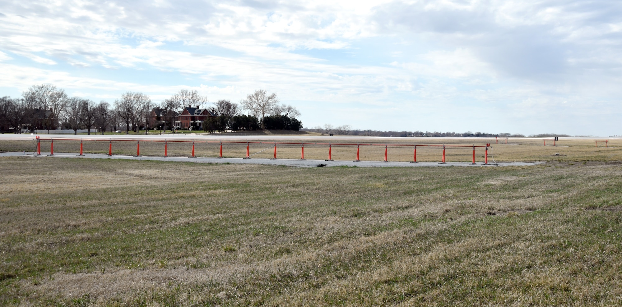End-Fire Glideslope antenna next to runway