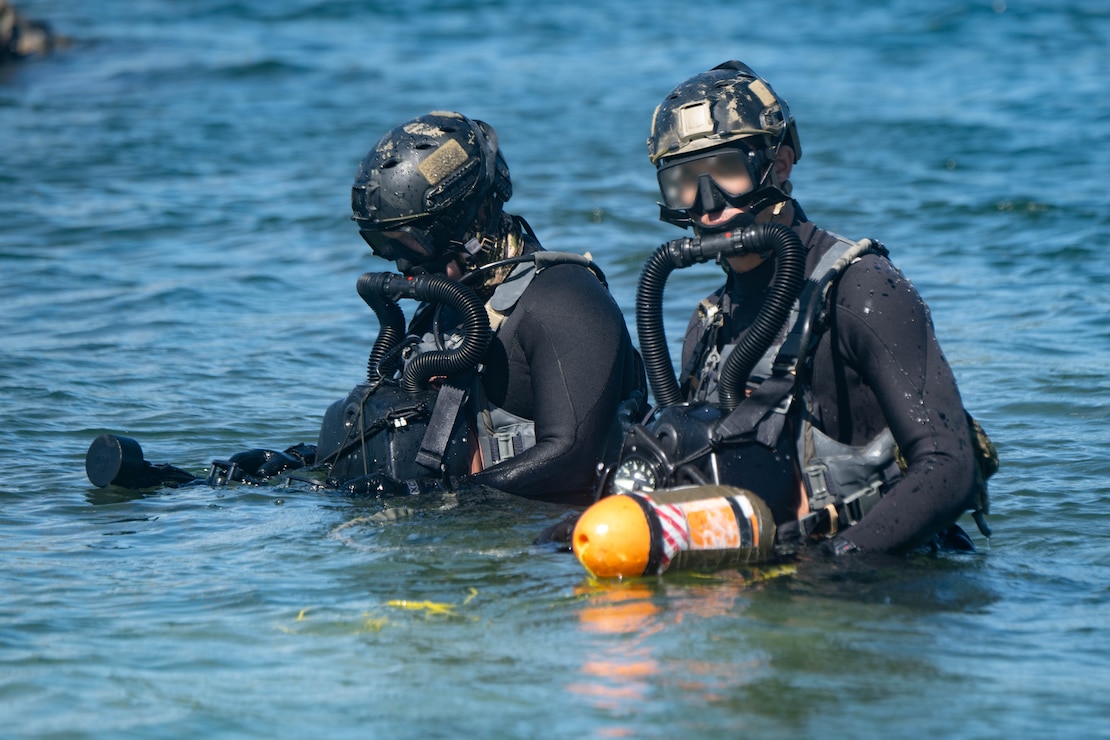 U.S. Navy SEAL and German Naval Special Ops Dive Training