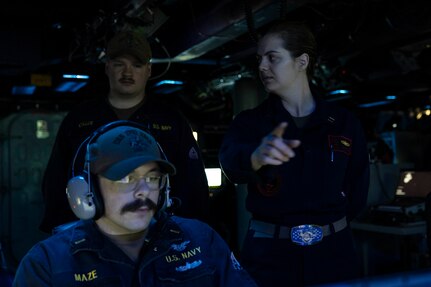 Lt. Julia Bucholz, assigned to Naval Surface and Mine Warfighting Development Center, provides tactical training to Sailors, standing surface watch, during advanced tactical training evolution on the Wasp-class amphibious assault ship USS Iwo Jima (LHD 7).
