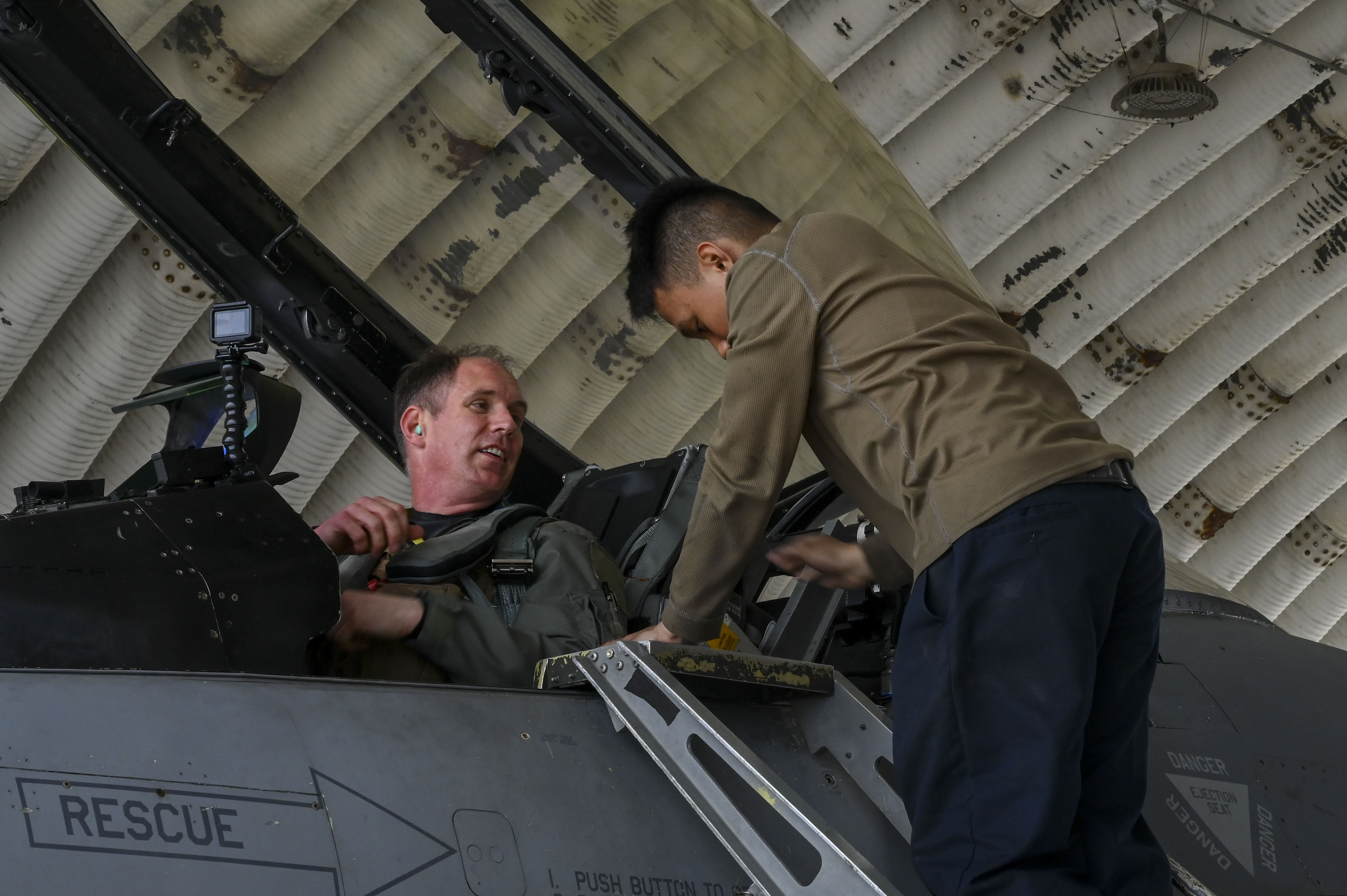 8th Combat Wing 619 TF Squadron スカーフ Kunsan's winged “Wolf” takes flight for Freedom Flag 25-1 > Kunsan