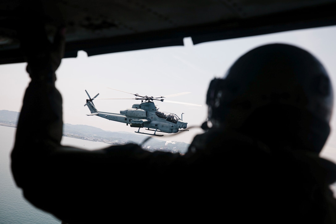 5月3日に米海兵隊岩国航空基地において実施されたファミリーデー25で、第169海兵隊軽攻撃ヘリコプター中隊（HMLA-169）所属のAH-1Zヴァイパーを見ている第一海兵航空団（1st MAW） 第36海兵飛行大隊（MAG-36） HMLA-169のヘリコプター整備士、ジョーディ・レイエスモラ二等軍曹。航空ショーのリハーサル中に行われたファミリーデーには、岩国基地の日米コミュニティメンバーとその家族、地元の児童養護施設の子どもたち、また特別な支援を必要とする人々が参加し、小規模なフレンドシップデーを体験した。フレンドシップデーは日米同盟の強さを象徴するイベントである（写真：ミゲル・ロザリス一等軍曹）。