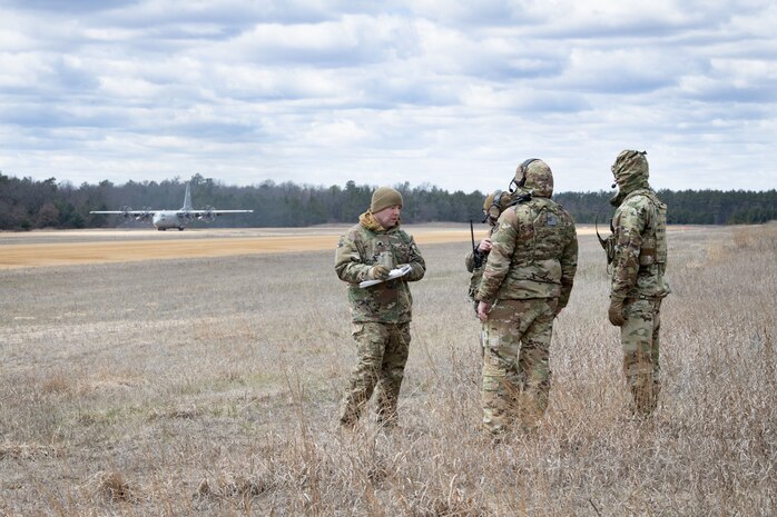 Servicemembers discuss during a training exercise.