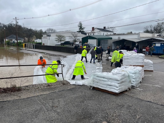 The Louisville District Flood Fight Teams from Levee Safety work with the local levee sponsors on sandbag placement in Frankfort, Kentucky, April 6.