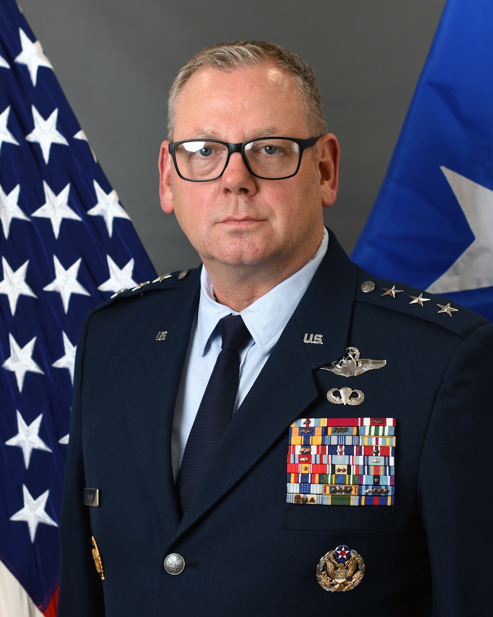 Air Force General's official photo