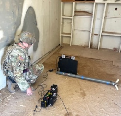 US Army EOD techs evaluate X-ray prototype during Project Convergence Capstone