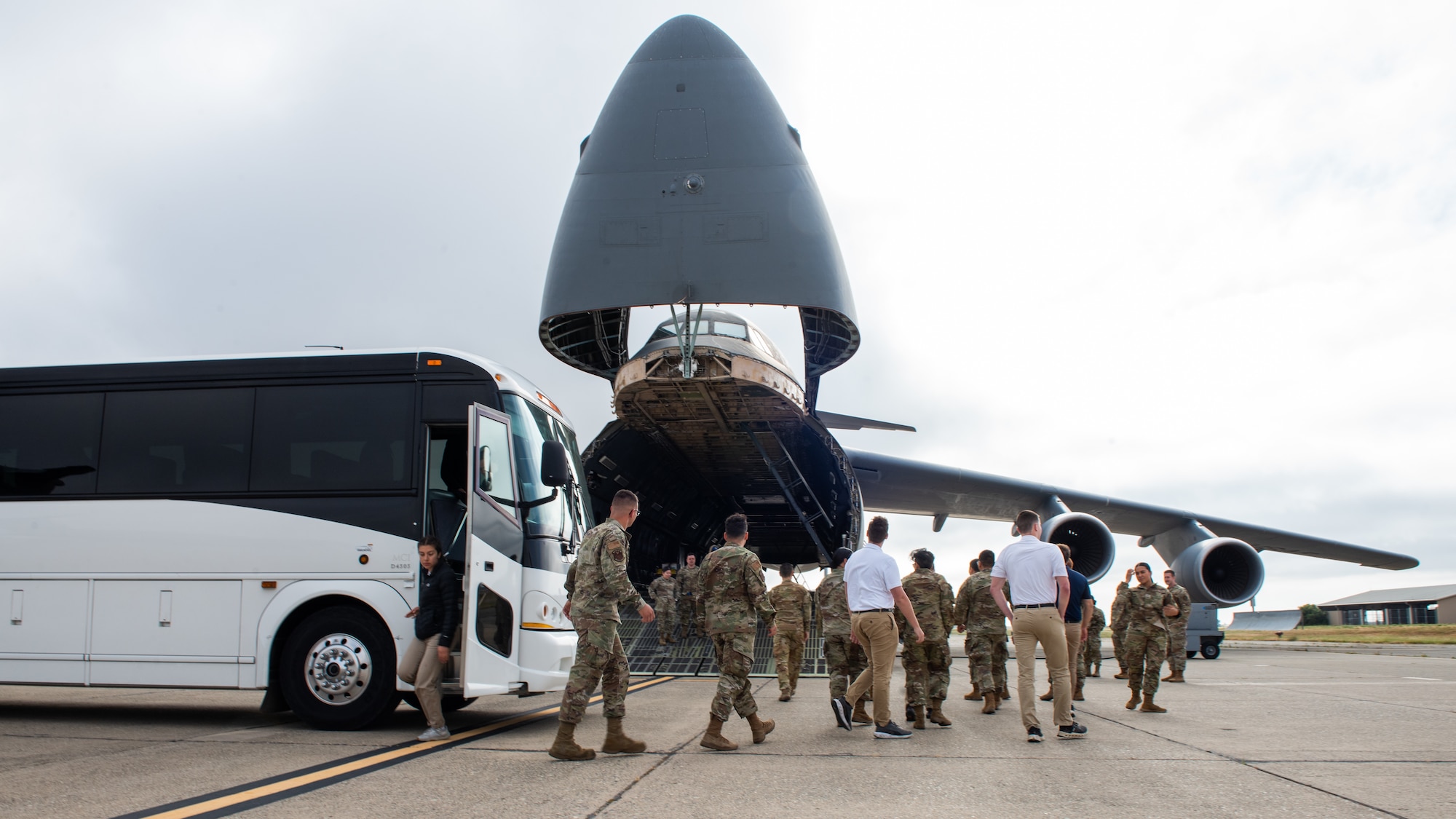 Cadets exit bus to view aircraft on flight line