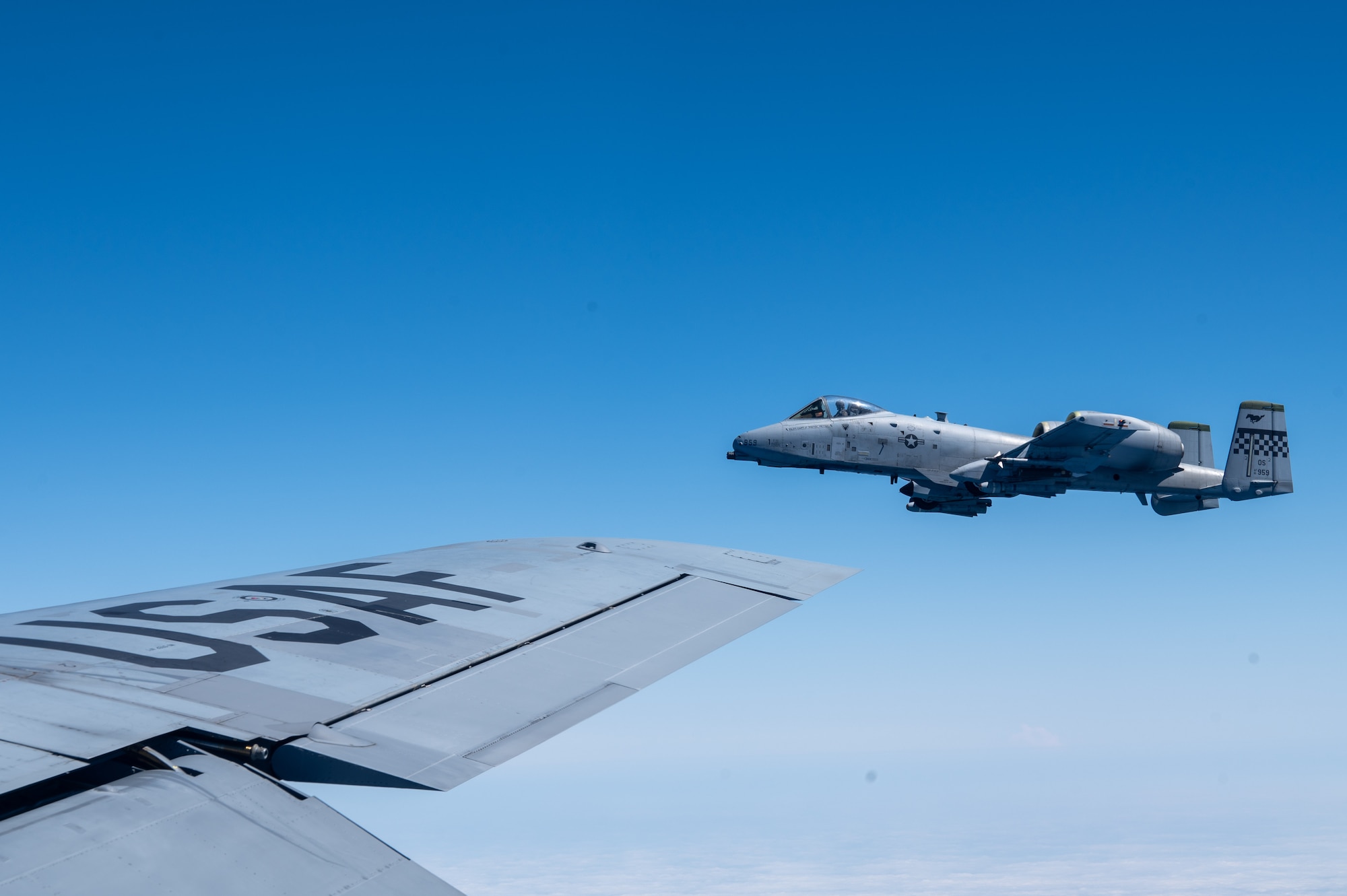 A aircraft flies close to another aircrafts wing